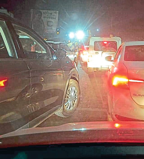 कुंजीरवाडी परिसरात सातत्याने कोंडी