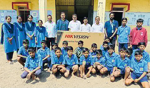 आंबेगावच्या आदिवासी भागातील 
सहा शाळांना इंटरॅक्टिव्ह स्मार्ट बोर्ड