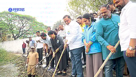 Minister Ashish Shelar participates