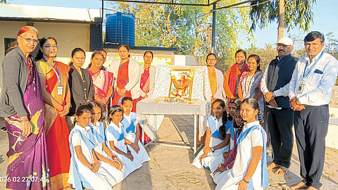 चास येथील विद्यालयात कुसुमाग्रज यांना अभिवादन