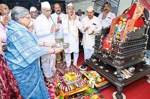 आसू - सदगुरु गोदडनाथ महाराज यांच्या पादुकांचे फलटण येथे उस्फूर्त स्वागत