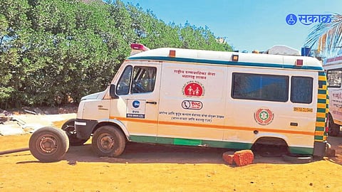 ambulance wheel accident Vengurla Maharashtra
