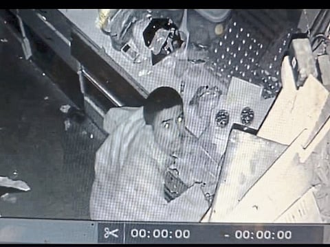 न्हावऱ्यात चोरटा 
सीसीटीव्हीत कैद