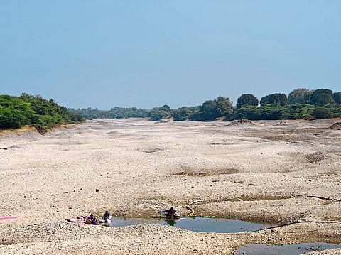 घोड नदी कोरडी पडल्याने दहा गावांत पाणीटंचाई