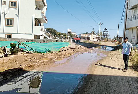 चाकण-कडाचीवाडी रस्ता रुतला चिखलात