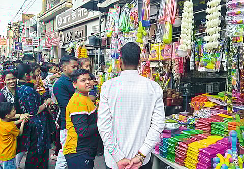 चाकणकरांनी लुटला खरेदीचा आनंद