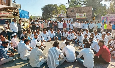 अष्टविनायक महामार्गावरील निकृष्ट कामांविरोधात रास्ता रोको