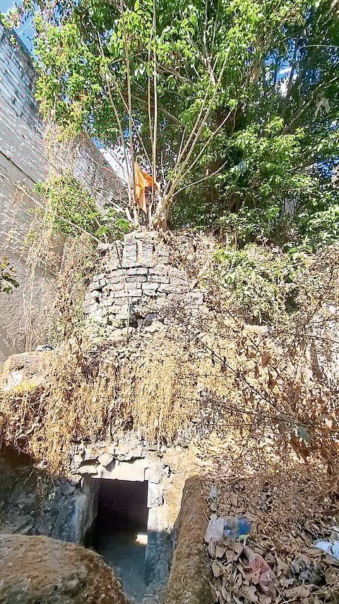 नारोजी बापुजी देशपांडे समाधी परिसराची दुरवस्था