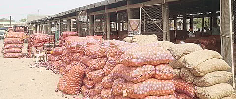 लोणंदल - लोणंद बाजारात कांद्याचे भाव घसरले