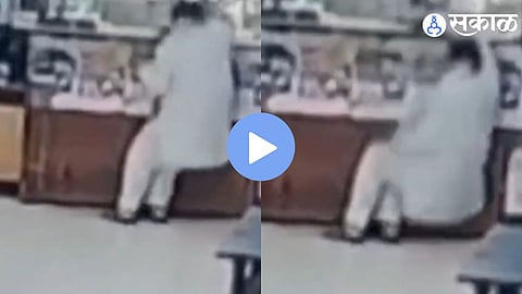 Viral Video : बँकेत पेन्शन घेताना वृद्धाला हृदयविकाराचा झटका, पैसे मोजण्याआधीच संपले जीवन, हृदयद्रावक घटना सीसीटीव्हीत कैद 