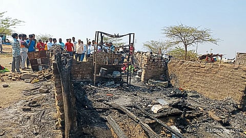 फाकटे येथे आगीत घर भस्मसात