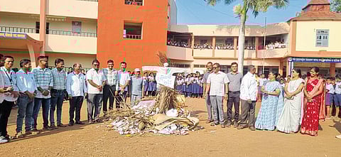 उंडाळे. उंडाळकर विद्यालयात अभिनव पद्धतीने होळी साजरी करण्यात आली.