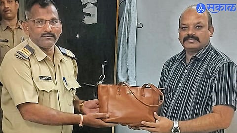 Railway police investigating theft incident aboard the Lucknow–Pune Express.