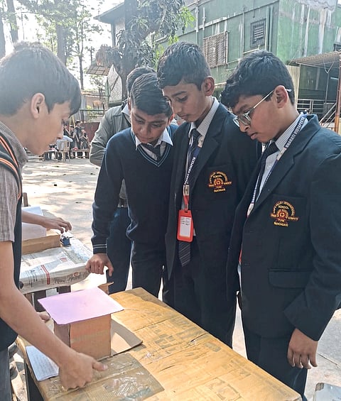 भोसे : हॅपी अवर्स''च्या चिमुकल्या शास्त्रज्ञांची भरारी! ​हायड्रोलिक रोबोट ते भूकंप शोधक यंत्रांपर्यंत विविध प्रकल्पांचे सादरीकरण; प्रदर्शनास उत्स्फूर्त प्रतिसाद