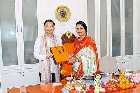 चीनचे मुंबईतील वाणिज्यदूत किन जी यांनी महापौर रितू तावडे यांची सदिच्छा भेट घेतली