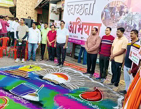 श्री नानासाहेब धर्माधिकारी प्रतिष्ठानच्या वतीने पंढरपूर येथे स्वच्छता अभियान संपन्न