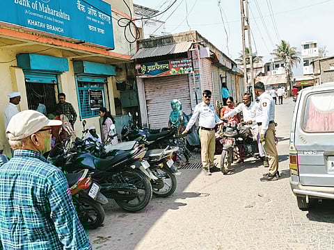 खटावमध्ये वाहतूक नियमभंगावर पोलिसांची कारवाई; नागरिकांकडून समाधान