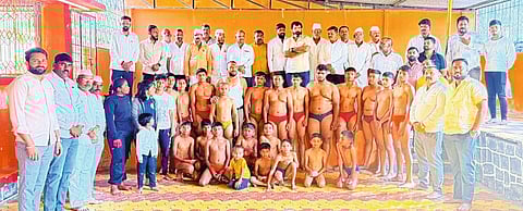 घोटावडे येथील कुस्त्यांच्या 
आखाड्याने धुळवड