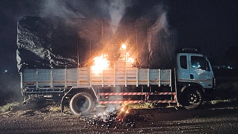 आनेवाडी टोल नाक्याजवळ कोळसा वाहतूक करणाऱ्या ट्रकला आग; कर्मचाऱ्यांच्या सतर्कतेमुळे मोठी दुर्घटना टळली