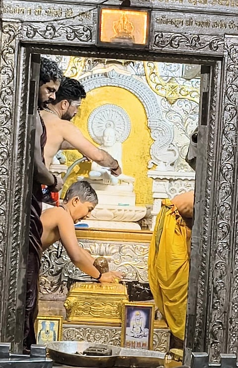 खग्रास चंद्रग्रहणानिमीत्त  श्री वटवृक्ष स्वामी महाराज देवस्थान  सायंकाळी ६ ते ८ या वेळेत होते बंद