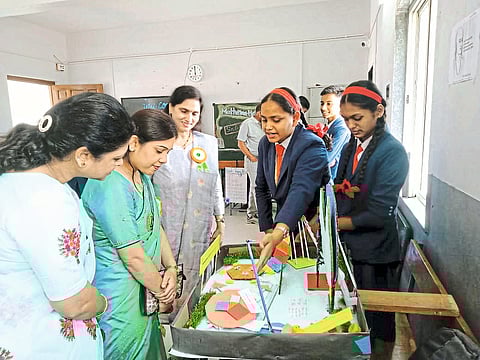 मंचर येथील स्कूलमध्ये 
विज्ञान-गणित-भाषा प्रदर्शन