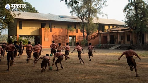 विद्यार्थ्यांसमोरच राडा! पालक सभेत शिक्षक-पालकांत उफाळला वाद; शालेय व्यवस्थापन समितीची निवडणूक रखडली