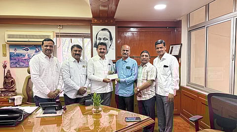 निवृत्त शिक्षिका संगीता यादव यांची
सोमेश्वर विद्यालयास मदत