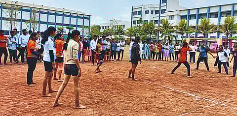 दहिवडी कॉलेज, दहिवडी मध्ये क्रीडा महोत्सव २०२५-२६ उत्साहात संपन्न