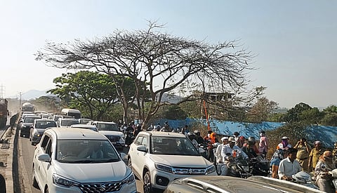 मुंबई-पुणे महामार्गावर पुन्हा वाहतूक कोंडी