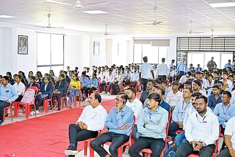 कळंबच्या मेळाव्याला ८१३ विद्यार्थ्यांना नोकरी