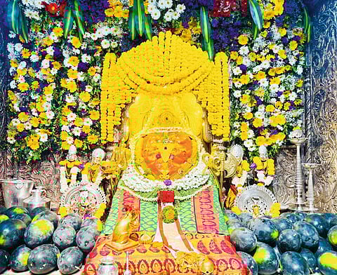 महागणपतीच्या गाभाऱ्यात दरवळला सुगंध
