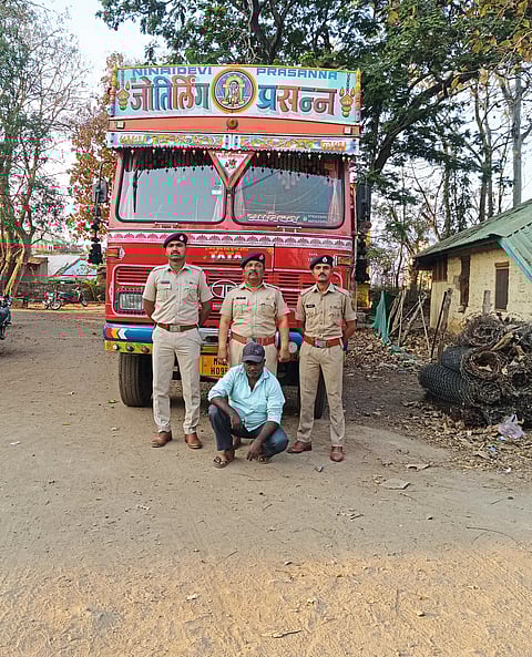 ढेबेवाडी काहीरला अवैध लाकूड वाहतूक पकडली