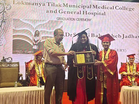 सायली जाधव यांना एम.एस. पदवी प्रदान