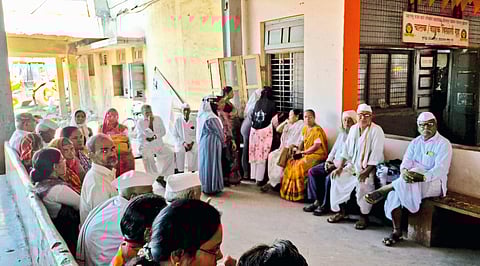 एसटीचे स्मार्ट कार्ड काढण्यासाठी एकच केंद्र सुरू केल्याने ज्येष्ठ नागरिकांची गैरसोय... ग्रामीण भागात केंद्र सुरू करण्याची प्रवाशांची मागणी