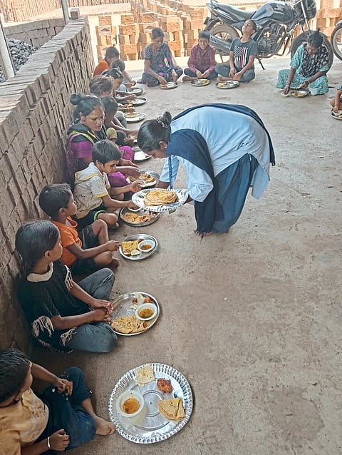 मलकापूर अवनी संस्थेमार्फत मजुरांच्या मुलांना पोळ्यांचा आस्वाद