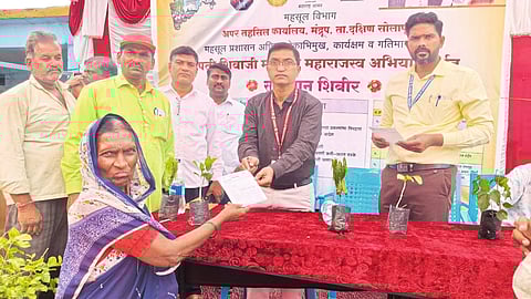 माळकवठे येथे ''समाधान शिबिरा''तून शासकीय योजनांचा लाभ