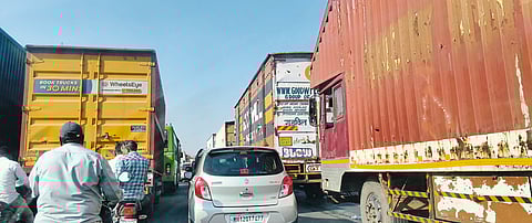 नाशिक महामार्गावर वाहतूक कोंडी नित्याचीच