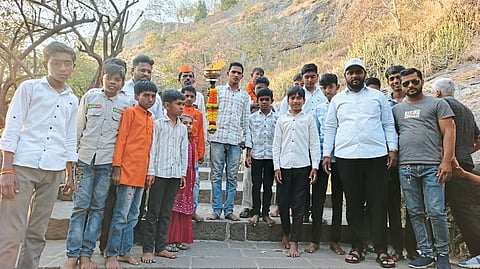 उदापूर येथे तिथीनुसार शिवजयंतीनिमित्त फुलांची सजावट