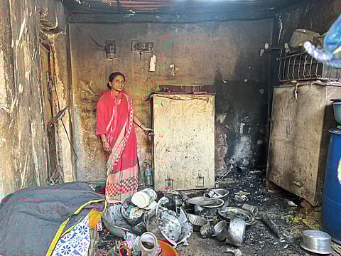 ढेबेवाडी काडी काडीने उभारलेला संसार आगीत जळाला