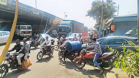 आनेवाडी फाट्यावर वाहतूक कोंडीचा कहर; प्रवाशी व पादचाऱ्यांची जीवघेणी कसरत, प्रशासनाचे दुर्लक्ष