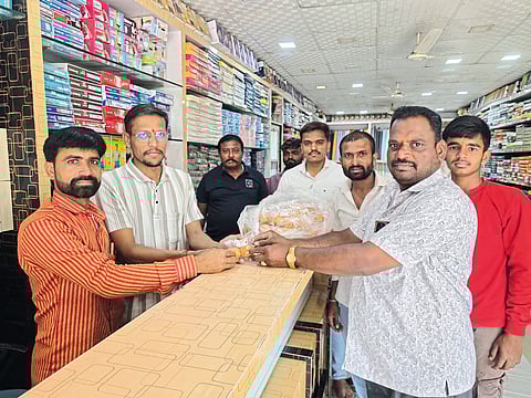 संग्राम मंडळाकडून शिवजयंतीनिमित्त मिठाई व शालेय साहित्य वाटप