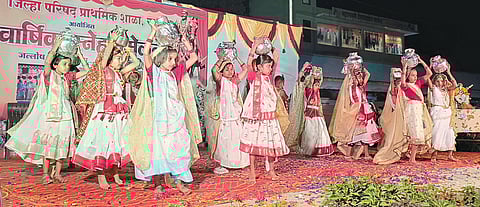 राहू येथील शाळेत कलाविष्कार सादर