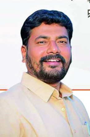 कुर्डुवाडी-माढा रस्त्यावरील बेंद ओढ्यावरील पुलाजवळील रस्त्यावरील मोठे खड्डे देत आहेत अपघातांना निमंत्रण