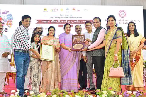 गटविकास अधिकारी संतोष राऊत यांना महाराष्ट्र शासनाचा गुणवंत अधिकारी पुरस्कार