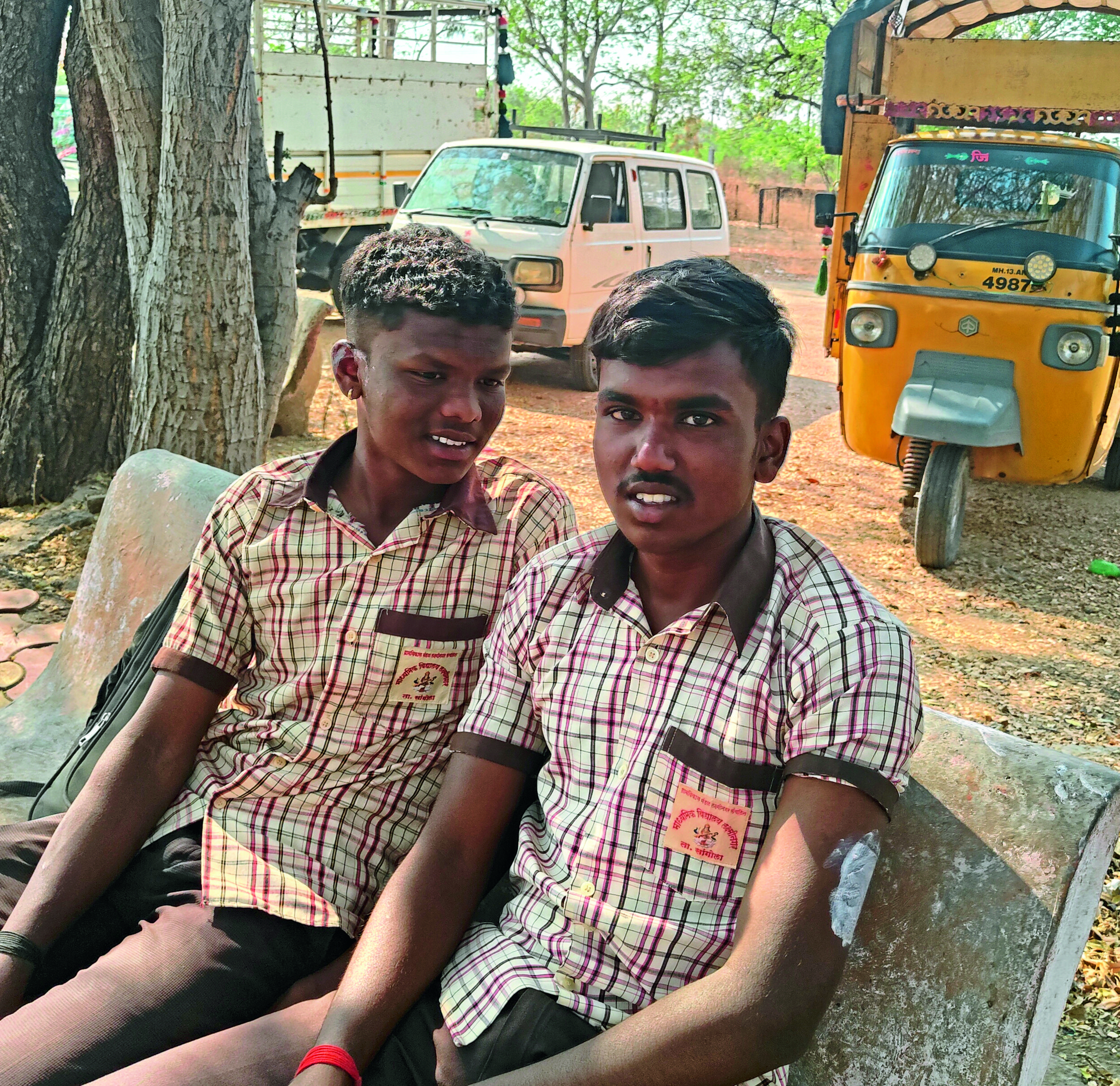 परीक्षा देऊन बाहेर पडणाऱ्या विद्यार्थ्यांवर आग्या मोहोळाच्या मधमाशांचा हल्ला ; सांगोला तालुक्यातील वाकी येथील घटना , शेकडो विद्यार्थी जखमी