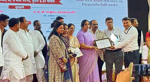 महाआवास अभियानाअंतर्गत 
मावळला सात पुरस्कार