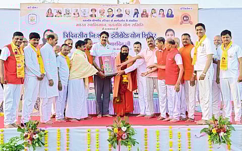 इंदापूरमध्ये भल्या पहाटे योगमय वातावरण