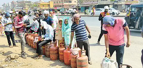 गॅससाठी चाकण येथे पहाटेपासून रांगा