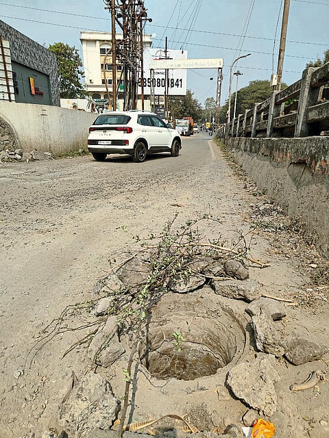 उघड्या चेंबरमुळे अपघाताचा धोका