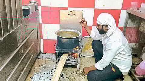 स्वयंपाक चुलीवर; हॉटेल व्यवसाय ‘गॅस’वर
